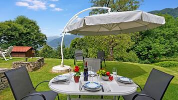 Familienchalet, Mehrere Schlafzimmer, Bergseite (Rustico San Martin) | Speisen im Freien