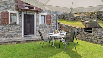 Familienchalet, Mehrere Schlafzimmer, Bergseite (Rustico San Martin) | Speisen im Freien
