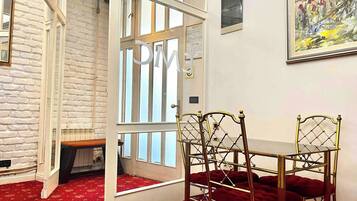 Apartment, 2 Bedrooms, Balcony, City View | Dining room