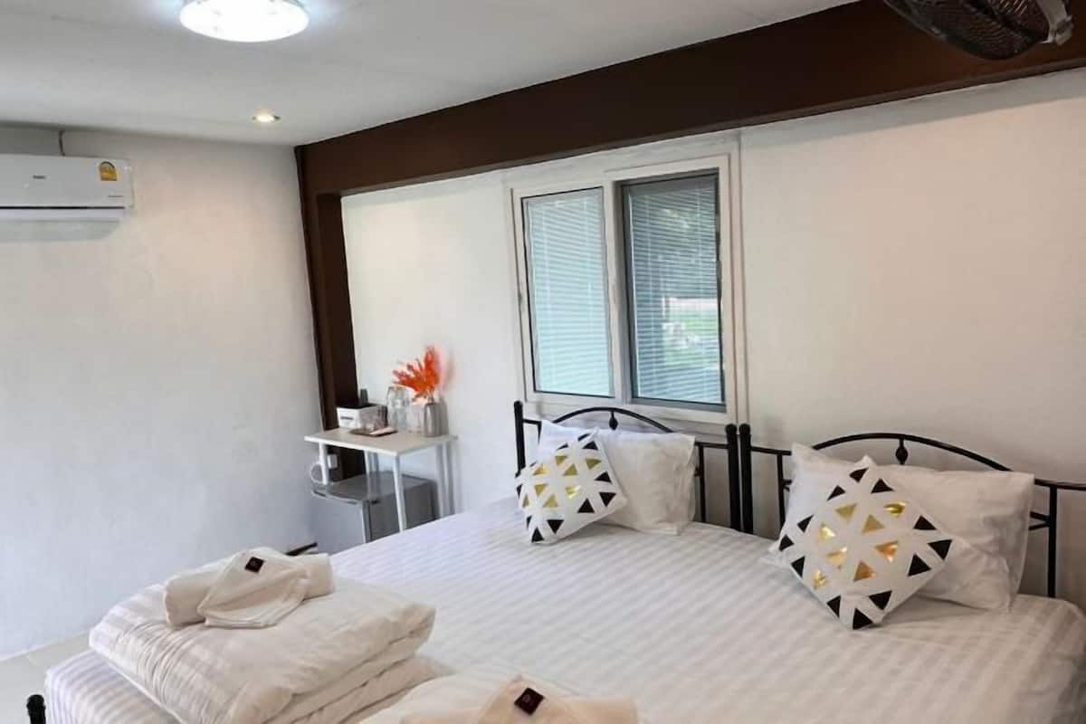 Iron/ironing board, cribs/infant beds