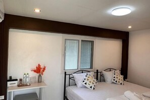 Iron/ironing board, cribs/infant beds