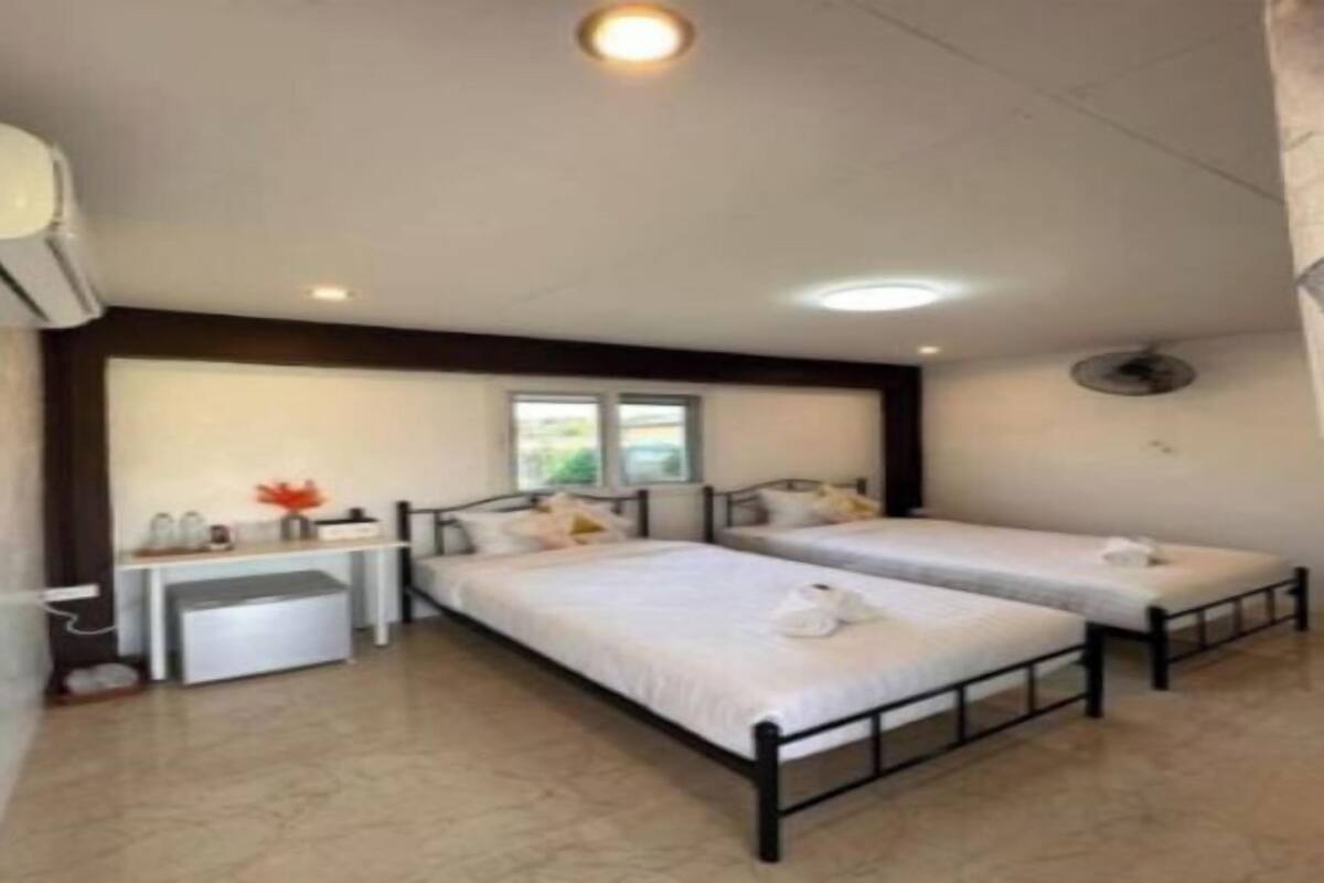 Iron/ironing board, cribs/infant beds
