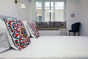 1 habitación, caja de seguridad en la habitación y escritorio 