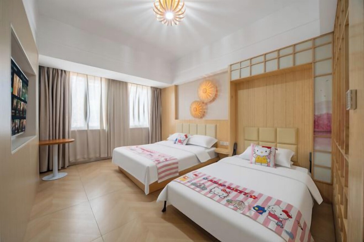 Family-friendly Family Room