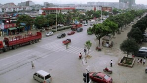A busy urban intersection with multiple lanes, vehicles, and pedestrians. - Yijia Business Hotel (Guilin North Railway Station) (Guilin)