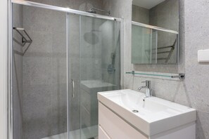 Hair dryer, towels, soap, shampoo - Smartr Malaga Centro  (Málaga)