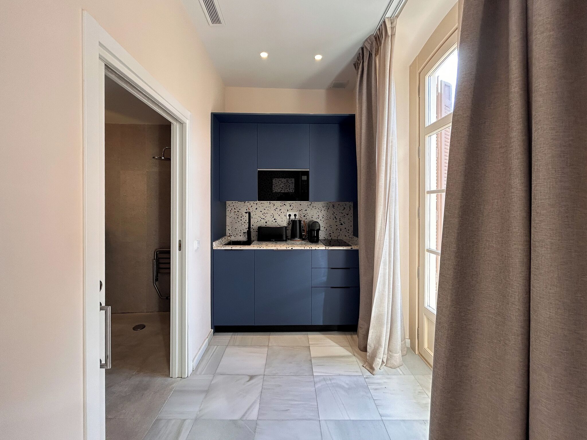 Studio | Privékitchenette | Een koelkast, een magnetron, een oven, een kookplaat