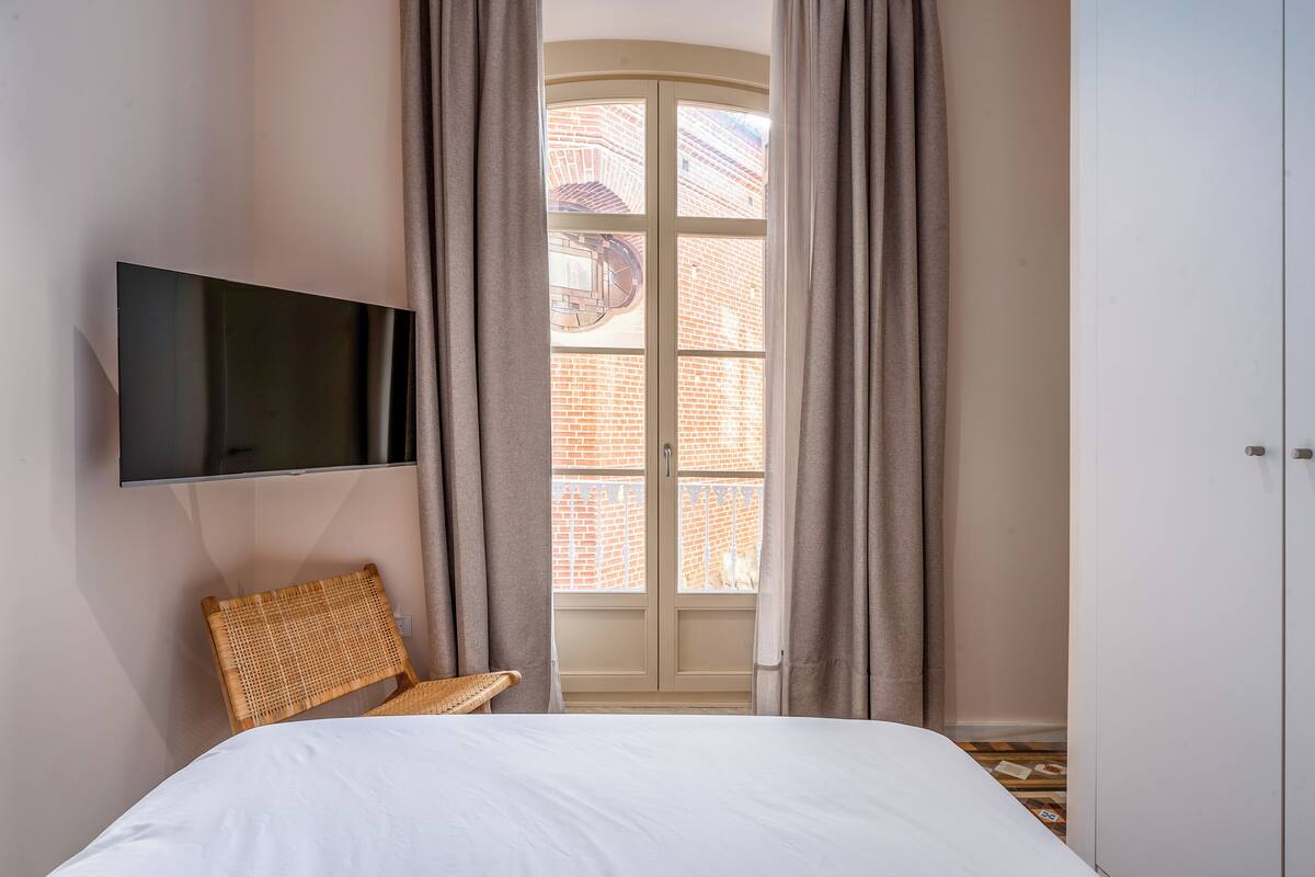 Minibar, wifi gratis, decoración personalizada y ropa de cama 