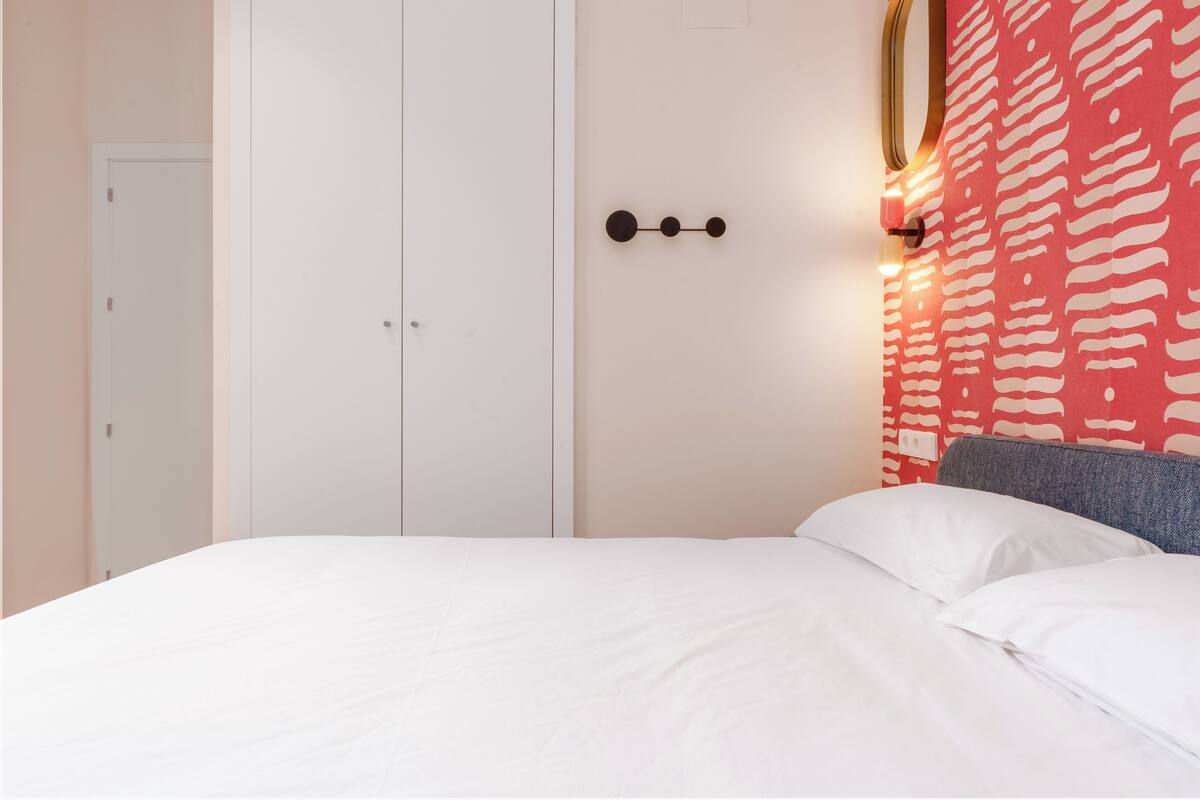 Minibar, wifi gratis, decoración personalizada y ropa de cama 