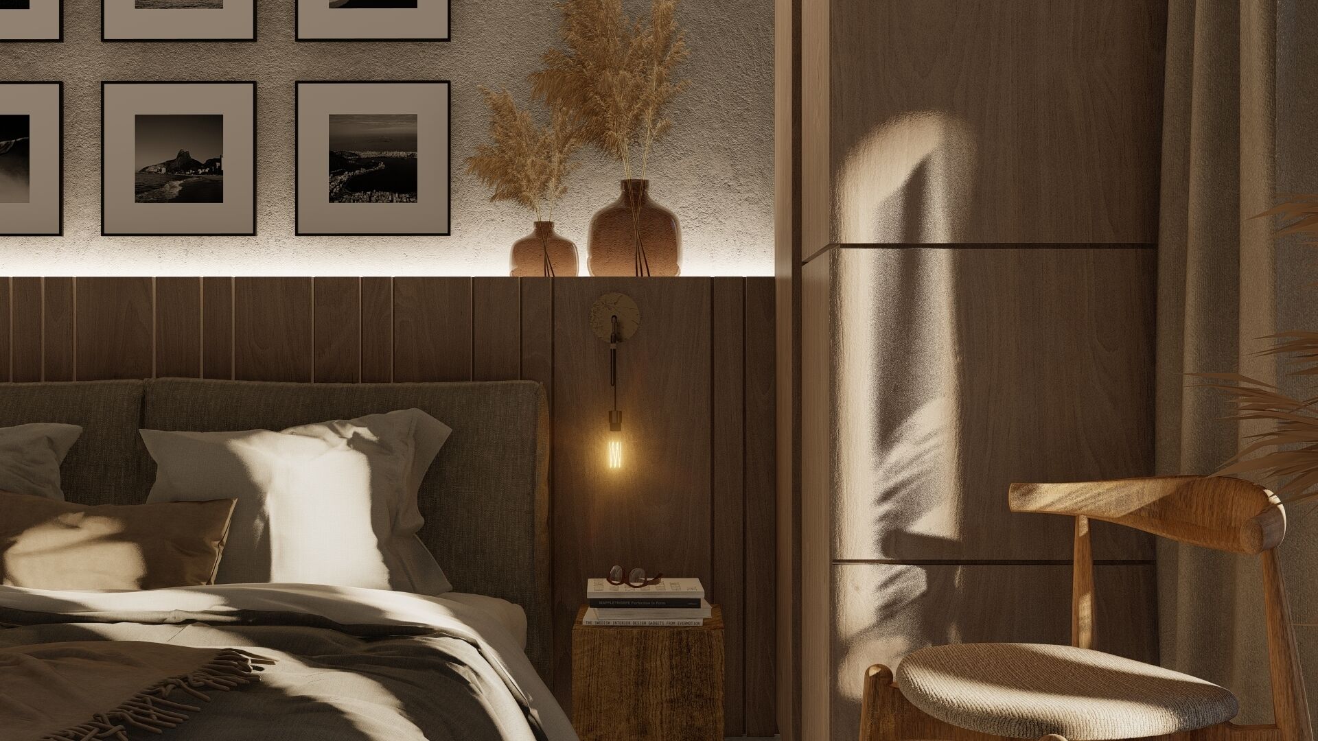 Een slaapkamer met een bed, kussens, een nachtkastje met boeken, een wandlamp en ingelijste foto's.