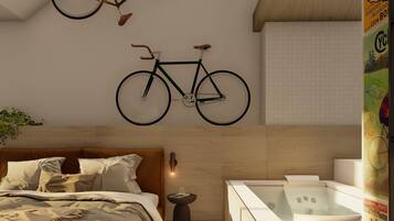 Una habitación de hotel moderna con cabecera de madera, una cama grande, una mesita redonda con un vaso y una bañera.