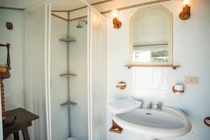 Standardlejlighed - flere soveværelser (La Terrazza Del Nonno) | Badeværelse | Bruser, hårtørrer, bidet, håndklæder