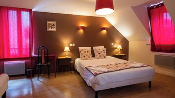 Une chambre à coucher avec un lit, deux tables de chevet avec des lampes, une chaise, un radiateur et une fenêtre avec des rideaux rouges.