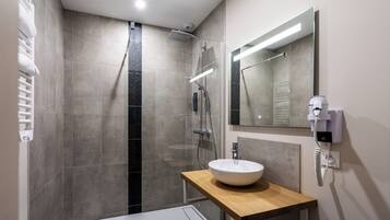 Deluxe Room, Balcony, Park View | Bathroom