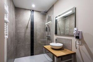 Deluxe Room, Balcony, Park View | Bathroom - Hôtel Le Genève (La Bourboule)