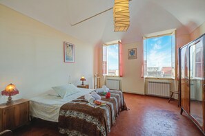 3 slaapkamers, een strijkplank/strijkijzer, gratis wifi, beddengoed