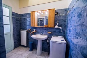 淋浴设施、吹风机、坐浴桶、毛巾