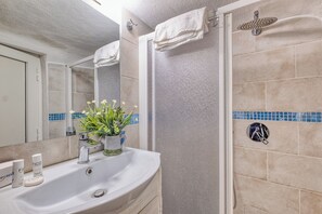 Dusche, Haartrockner, Bidet, Handtücher
