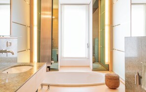 Douche, séchoir à cheveux, serviettes fournies