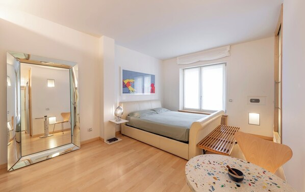 3 bedrooms, desk, iron/ironing board, WiFi