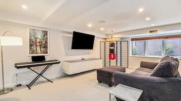 Een smart-tv, een open haard en een kantoor