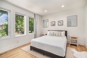 4 Schlafzimmer, Schreibtisch, Bügeleisen/Bügelbrett, kostenloses WLAN