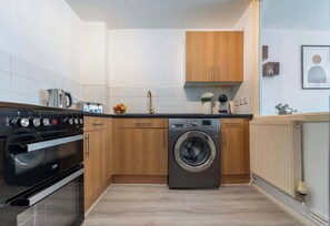 雪櫃、微波爐、焗爐、爐具