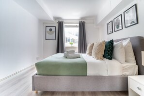 1 間睡房、書桌、熨斗/熨衫板、可攜式嬰兒床