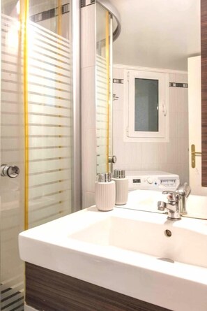 Shower, towels, shampoo