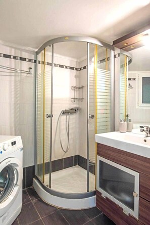 Shower, towels, shampoo