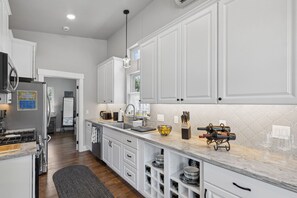 Fridge, microwave, oven, stovetop - Griz Country Cottage - New Top Level Tri-Plex in the University District (Missoula)