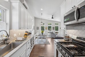 Fridge, microwave, oven, stovetop - Griz Country Cottage - New Top Level Tri-Plex in the University District (Missoula)