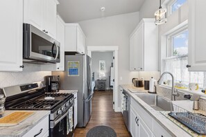 Fridge, microwave, oven, stovetop - Griz Country Cottage - New Top Level Tri-Plex in the University District (Missoula)