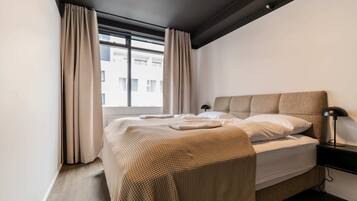 2 bedrooms, desk, iron/ironing board, WiFi