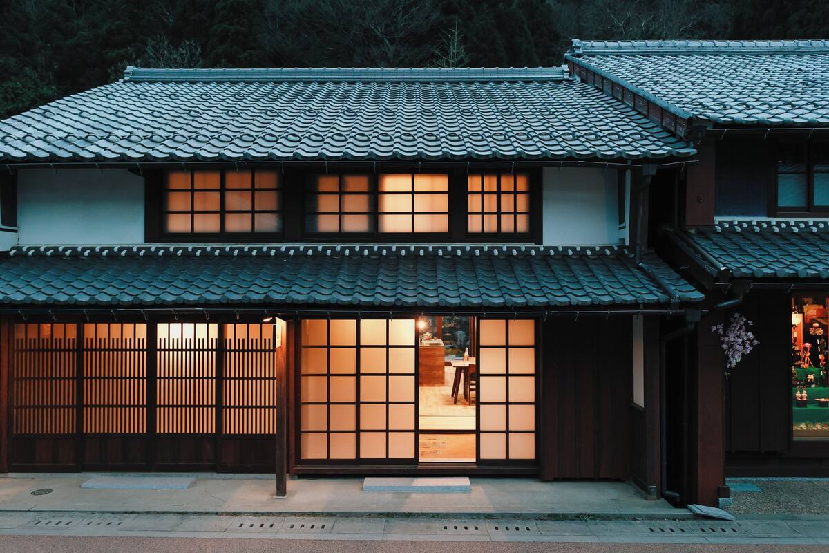 Un edificio japonés tradicional con tejado de tejas y puertas correderas.