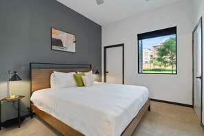 1 bedroom, desk, iron/ironing board, WiFi - CozySuites Mass with parking, lounge and roof deck 1 (Indianapolis)