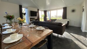 Chalet | Dining - Modern Eco-villa Near the Veluwemeer (Biddinghuizen)