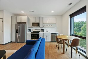 Fridge, microwave, oven, stovetop - CozySuites Mass w/ parking, lounge & roof deck #4 (Indianapolis)