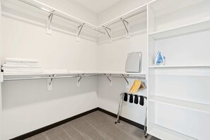 Interior - CozySuites Mass w/ parking, lounge & roof deck #4 (Indianapolis)