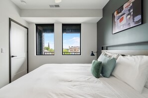 1 bedroom, desk, iron/ironing board, WiFi - CozySuites Mass w/ parking, lounge & roof deck #7 (Indianapolis)