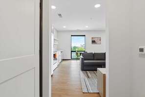 TV, offices - CozySuites Mass w/ parking, lounge & roof deck #7 (Indianapolis)