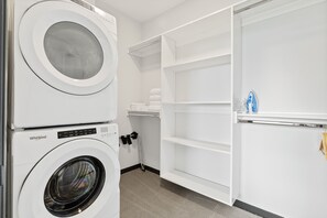 Interior - CozySuites Mass w/ parking, lounge & roof deck #8 (Indianapolis)