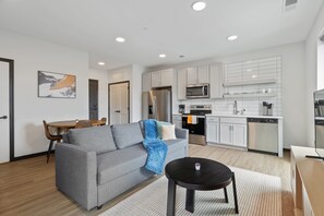 TV, offices - CozySuites Mass w/ parking, lounge & roof deck #8 (Indianapolis)