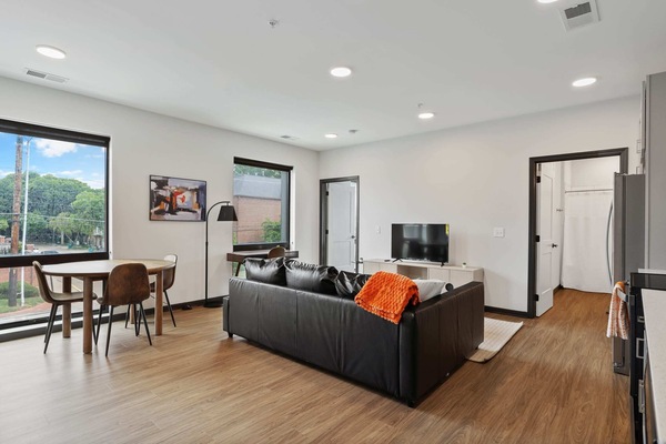 CozySuites on Mass w/ garage parking! #9