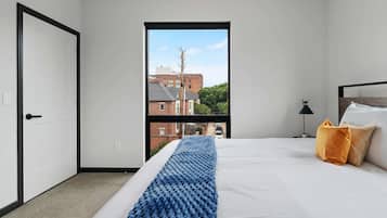 2 bedrooms, desk, iron/ironing board, WiFi