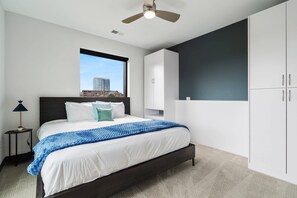 2 bedrooms, desk, iron/ironing board, WiFi - CozySuites Mass w/ parking, lounge & roof deck #11 (Indianapolis)