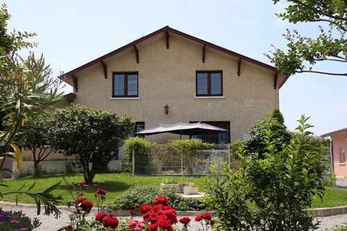 Gîte dans une belle maison à la campagne et au calme, dans un cadre verdoyant.