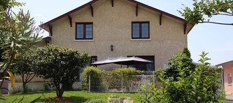 Gîte dans une belle maison à la campagne et au calme, dans un cadre verdoyant.