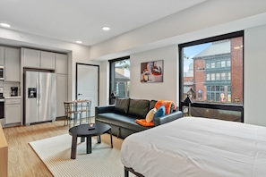 Desk, iron/ironing board, WiFi, bed sheets - CozySuites Mass with parking, lounge and roof deck 13 (Indianapolis)