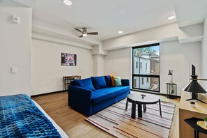 TV, offices - CozySuites Mass w/ parking, lounge & roof deck #16 (Indianapolis)